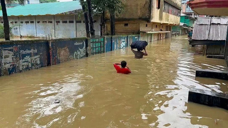 ভয়াবহ বন্যায় ভেসে যাচ্ছে দক্ষিণ চট্টগ্রাম